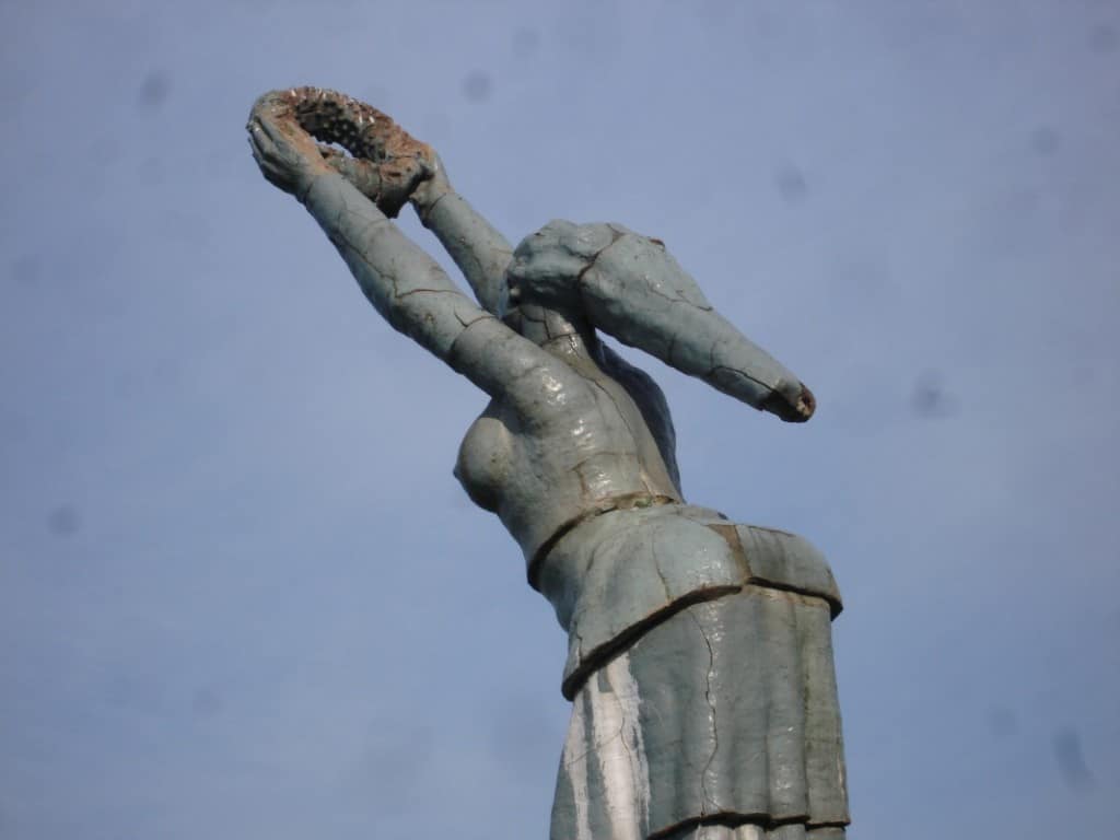 האשה המגישה זר בנקודת המפגש בין הדנובה ומאגר המים שנוצר כתוצאה מבניית הסכר (צילום אראלה פלד)