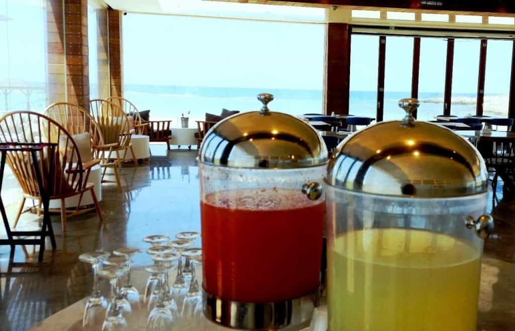 לובי בר מלון חוף נחשולים (צילום יעל שביט- יח"צ)