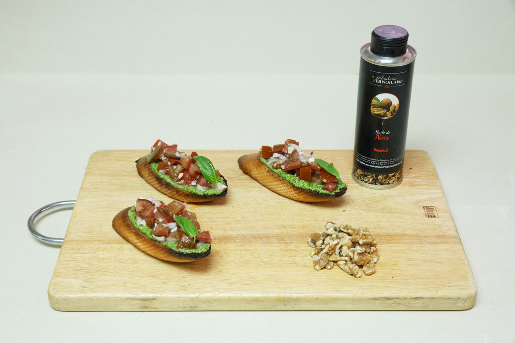 ברוסקטה עם שמן אגוזי מלך (צילום דפנה בר שדה )