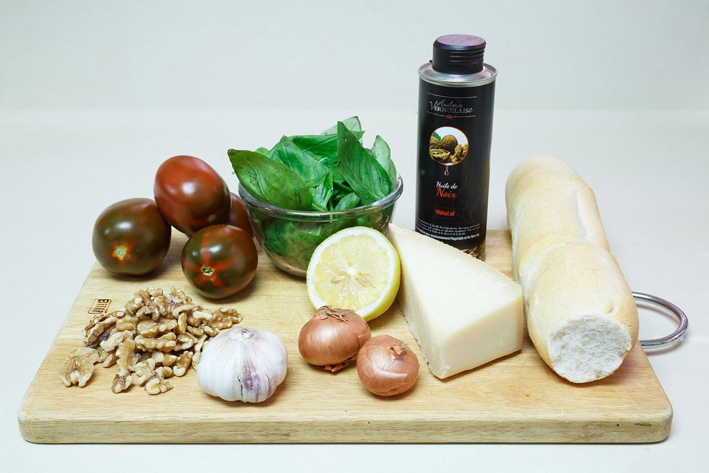 שמן אגוזי מלך (צילום דפנה בר שדה)