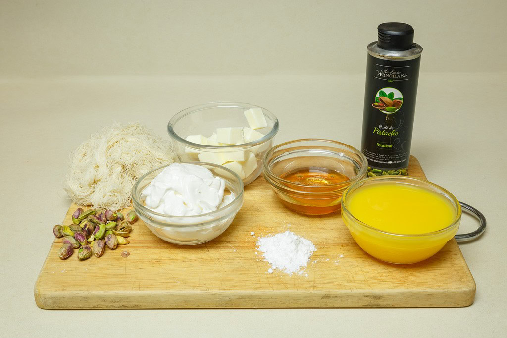 הכנת קדאיף עם שמן פיסטוק (צילום דפנה בר שדה )