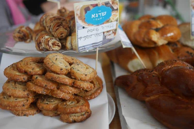 שרגא קפה ירושלים עם עוגיות של נעמה גאון (צילום שרגא קפה)
